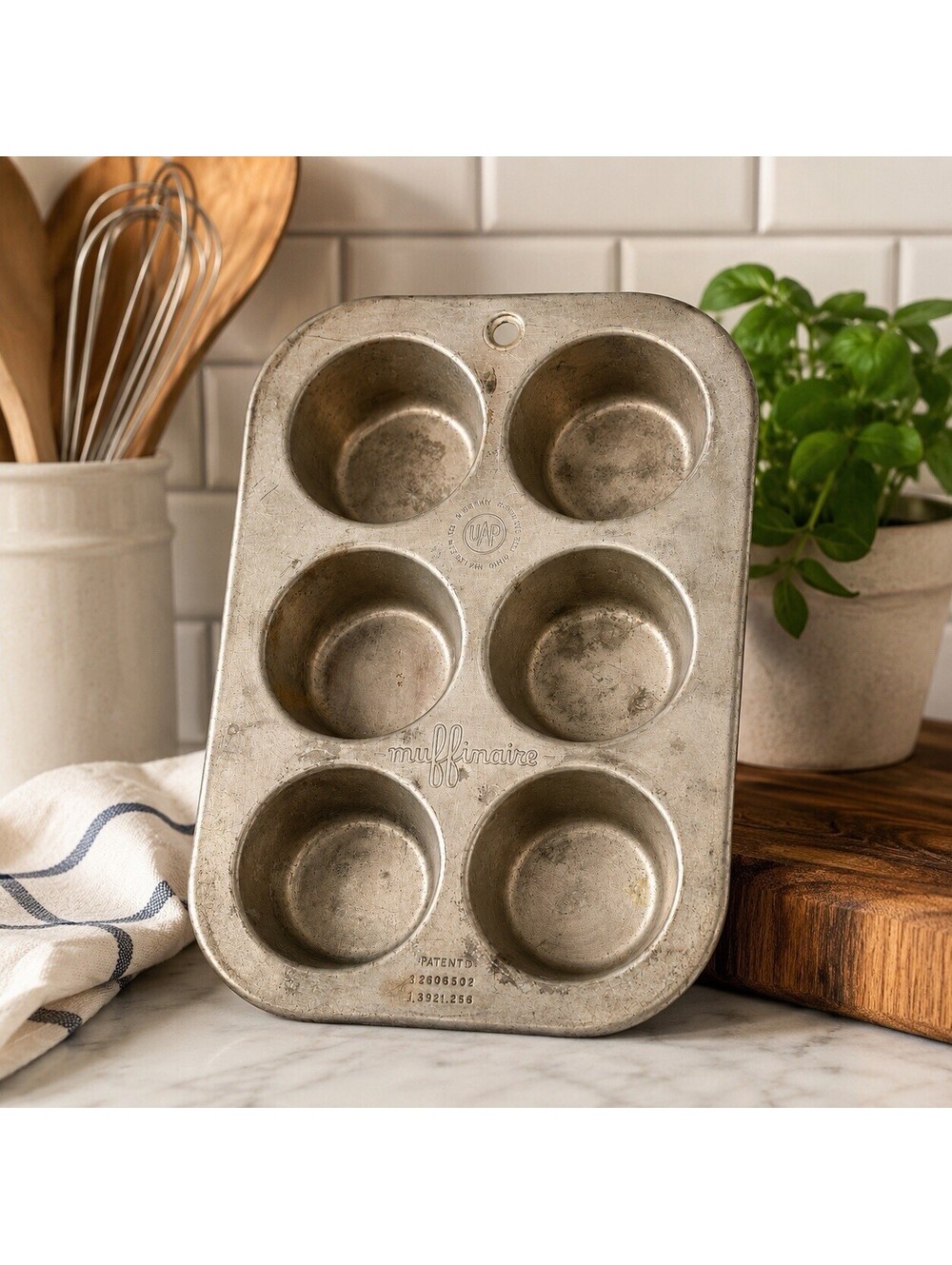Vtg Muffinaire Muffin-Pan United Aircraft Products UAP-6 Muffin Cupcake Pan 10"